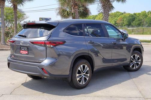 Gray 2024 Toyota Highlander XLE