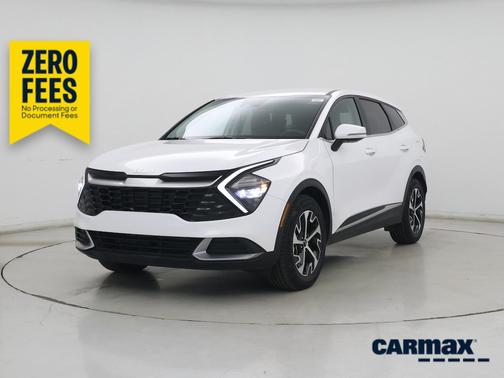 White 2023 Kia Sportage EX