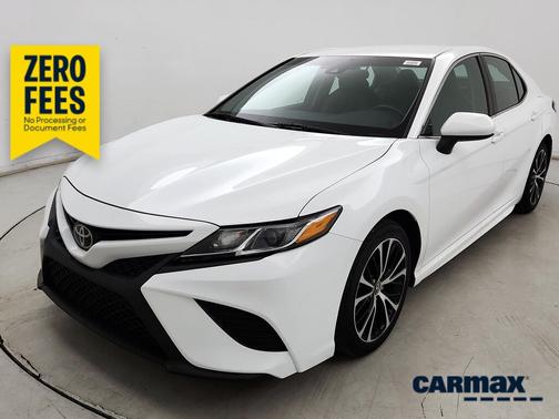 White 2018 Toyota Camry SE