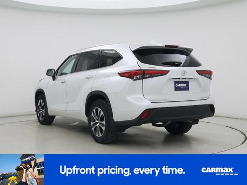 White 2022 Toyota Highlander XLE