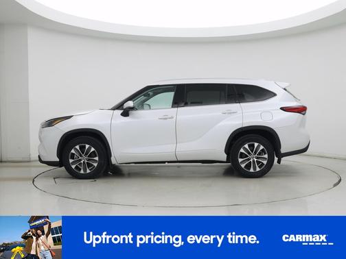 White 2022 Toyota Highlander XLE