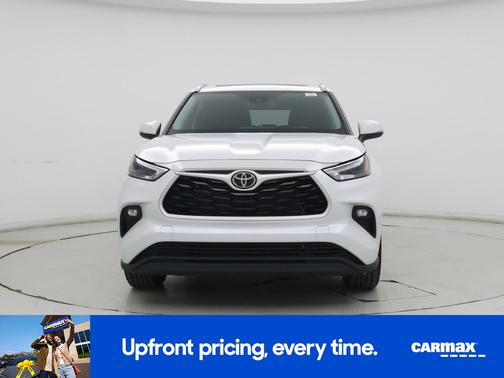White 2022 Toyota Highlander XLE