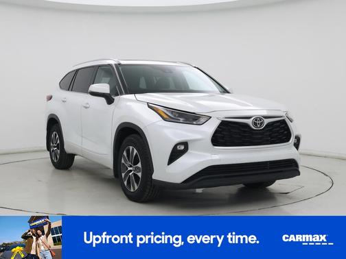 White 2022 Toyota Highlander XLE
