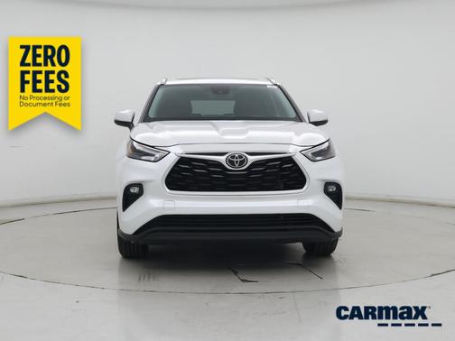 White 2024 Toyota Highlander XLE