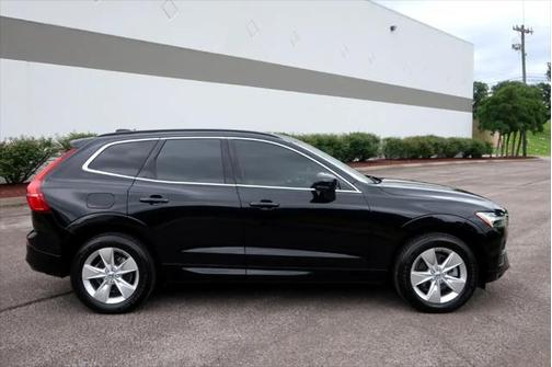 2022 Volvo XC60 B5 Momentum
