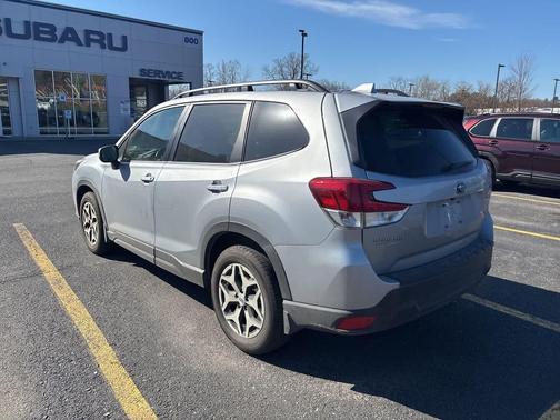 Ice Silver Metallic 2023 Subaru Forester Premium