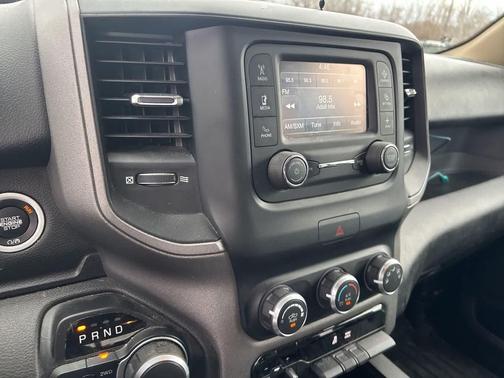 Diamond Black Crystal Pearlcoat 2019 RAM 1500 Tradesman