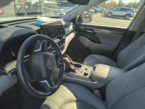 Wind Chill Pearl 2023 Toyota Highlander Platinum