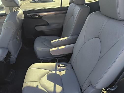 Wind Chill Pearl 2023 Toyota Highlander Platinum