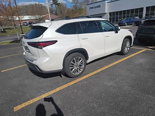 Wind Chill Pearl 2023 Toyota Highlander Platinum