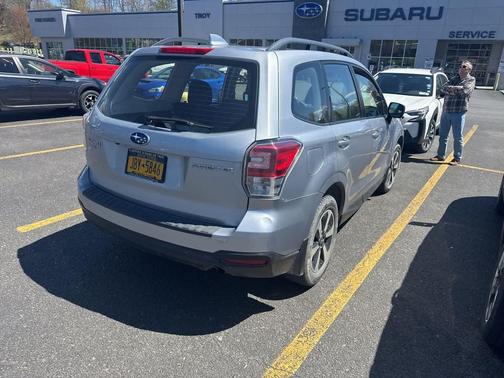 Ice Silver Metallic 2018 Subaru Forester 2.5i