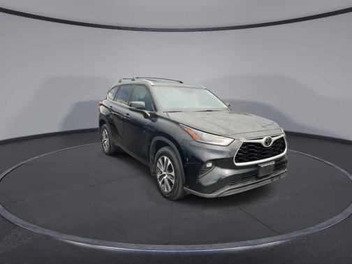 Midnight Black Metallic 2021 Toyota Highlander XLE