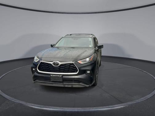 Midnight Black Metallic 2021 Toyota Highlander XLE