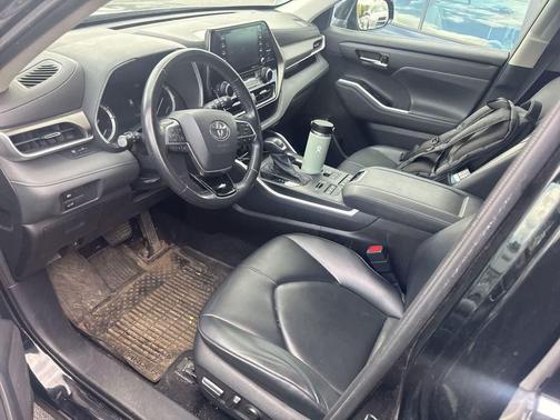 Midnight Black Metallic 2021 Toyota Highlander XLE