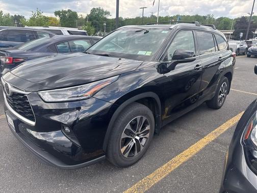 Midnight Black Metallic 2021 Toyota Highlander XLE