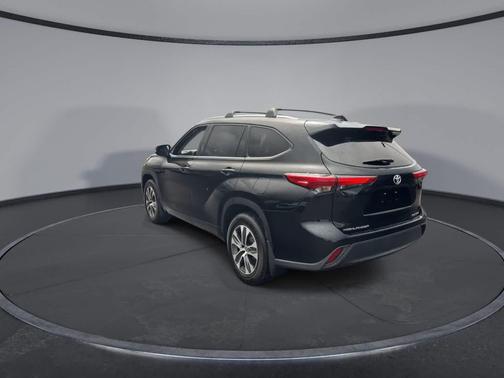 Midnight Black Metallic 2021 Toyota Highlander XLE