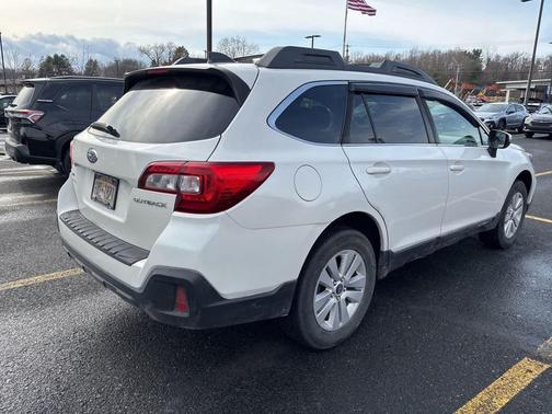 Crystal White Pearl 2019 Subaru Outback 2.5i Premium