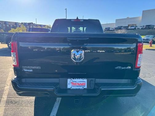 Diamond Black Crystal Pearlcoat 2022 RAM 1500 Big Horn/Lone Star