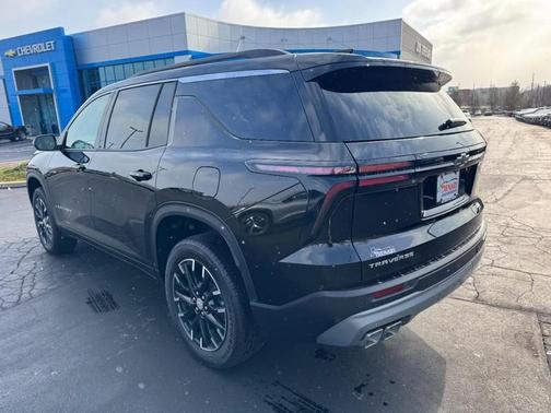Mosaic Black Metallic 2026 Chevrolet Traverse LT