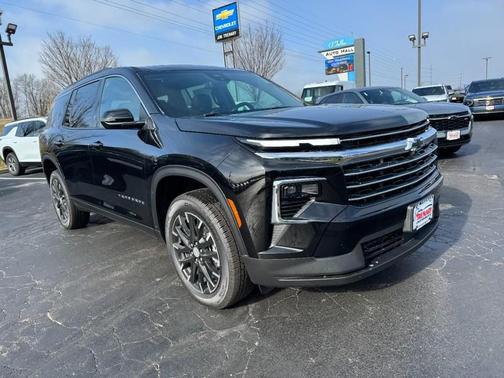Mosaic Black Metallic 2026 Chevrolet Traverse LT