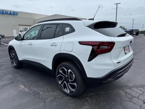 Summit White 2026 Chevrolet Trax FWD 2RS
