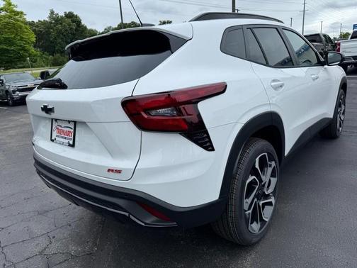 Summit White 2026 Chevrolet Trax FWD 2RS