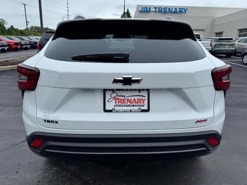 Summit White 2026 Chevrolet Trax FWD 2RS