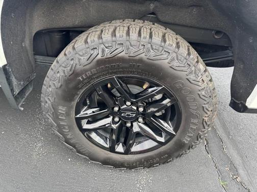 Summit White 2024 Chevrolet Silverado 1500 Custom Trail Boss