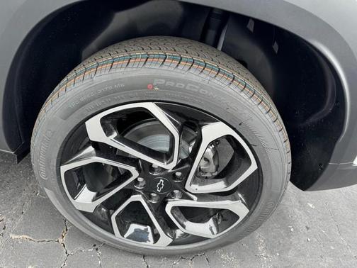Summit White 2026 Chevrolet Trax FWD 2RS