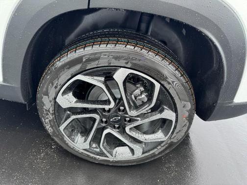 Summit White 2026 Chevrolet Trax FWD 2RS