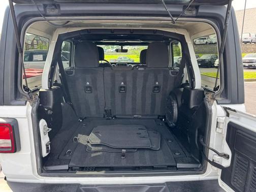 Bright White Clearcoat 2022 Jeep Wrangler Unlimited Sahara