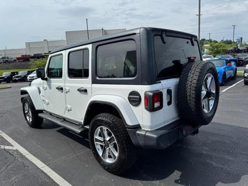 Bright White Clearcoat 2022 Jeep Wrangler Unlimited Sahara