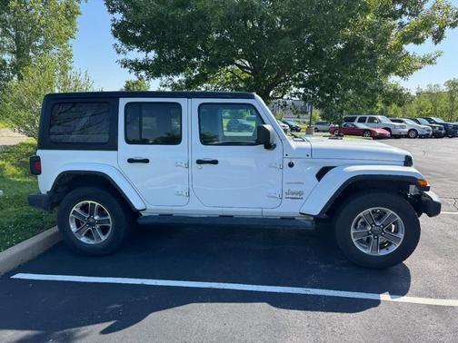 Bright White Clearcoat 2022 Jeep Wrangler Unlimited Sahara