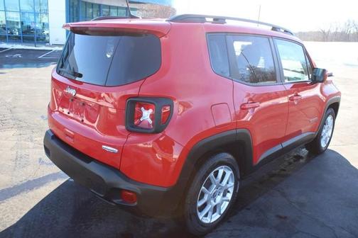 Photo 3 of 20 of 2019 Jeep Renegade Latitude