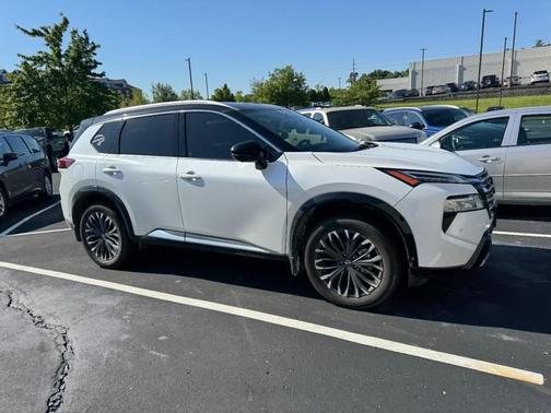 Everest White Pearl/Super Black 2024 Nissan Rogue Platinum
