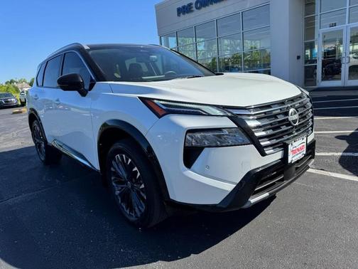 Everest White Pearl/Super Black 2024 Nissan Rogue Platinum