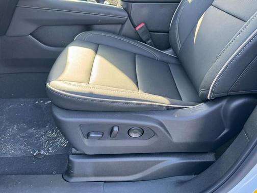 Polar White Tricoat 2026 Chevrolet Suburban Premier