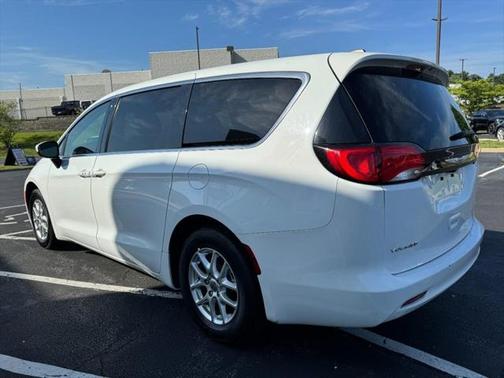 2022 Chrysler Voyager LX
