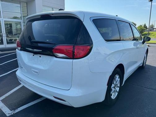 2022 Chrysler Voyager LX