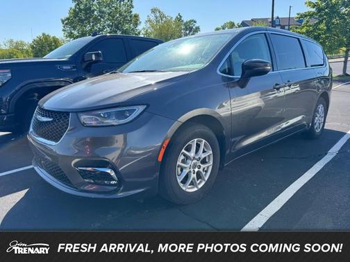 Granite Crystal Metallic Clearcoat 2023 Chrysler Pacifica Touring L