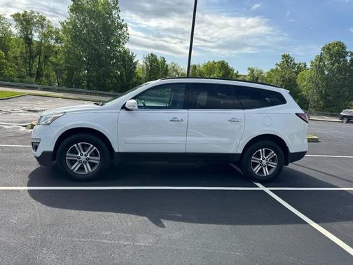 Summit White 2017 Chevrolet Traverse 1LT