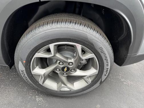 Sterling Gray Metallic 2026 Chevrolet Trax LT