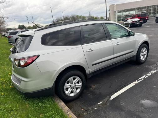 Silver Ice Metallic 2014 Chevrolet Traverse LS
