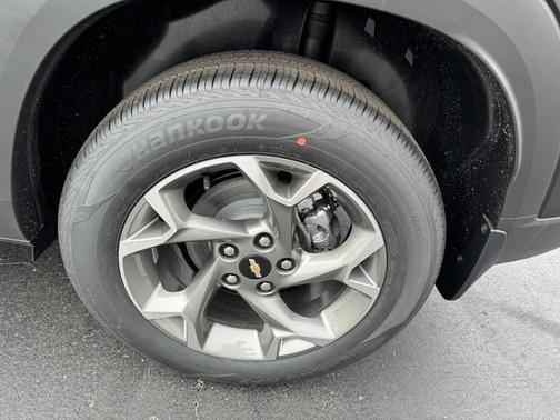 Mosaic Black Metallic 2026 Chevrolet Trax LT