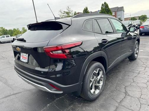 Mosaic Black Metallic 2026 Chevrolet Trax LT