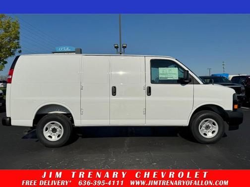 Summit White 2026 Chevrolet Express 2500 LT