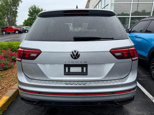 Platinum Gray Metallic 2022 Volkswagen Tiguan 2.0T SE R-Line Black
