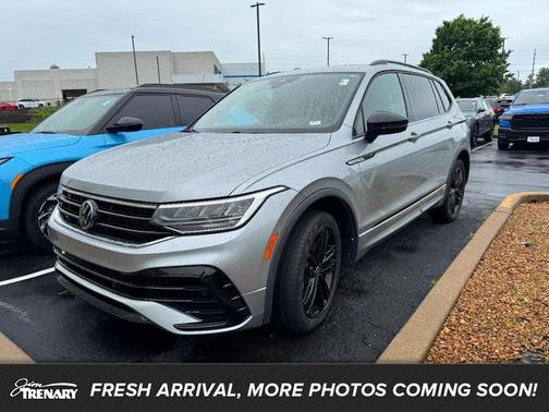Platinum Gray Metallic 2022 Volkswagen Tiguan 2.0T SE R-Line Black