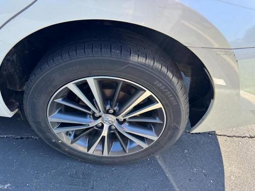 Blizzard Pearl 2017 Toyota Corolla LE