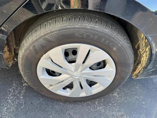 Super Black 2025 Nissan Versa 1.6 S